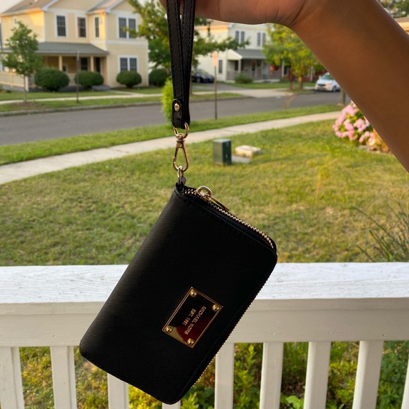 Black Michael Kors wristlet - Picture 2 of 6